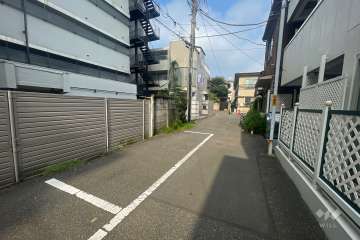 敷地北東側の前面道路（南東側から）