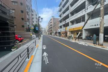 敷地南東側の前面道路（北東側から）