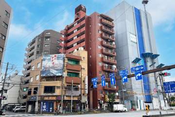 モナークマンション根岸の外観（南西側から）