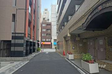 敷地東側の前面道路（北側から）