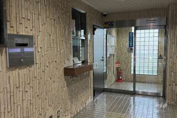 エントランスはオートロック付きです。