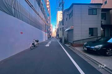 敷地西側の前面道路（南側から）