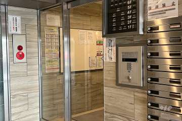 エントランスはオートロック付きです。