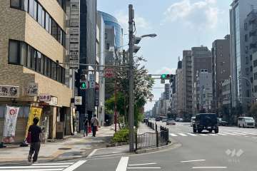 敷地南側の前面道路（西側から）