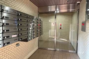 エントランスはオートロック付きです。