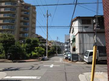 敷地北側の前面道路（東側から）