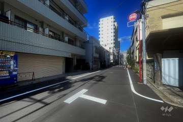 敷地の北側前面道路（東側から）