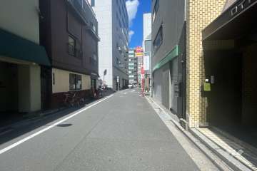 敷地の南側前面道路（東側から）