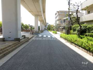 敷地東側の前面道路。道を挟んで、住吉川が流れています。