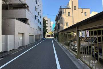 敷地北側の前面道路（東側から）