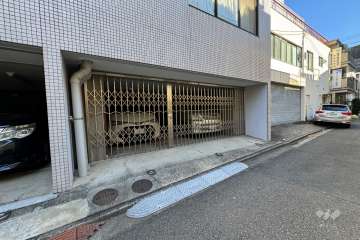 駐車場の出入り口（リングシャッター付き）・敷地内駐車場（屋内平面式）