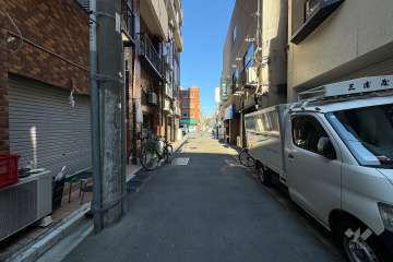 敷地の東側前面道路（南側から）