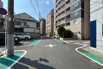 敷地南西側の前面道路（南東側から）