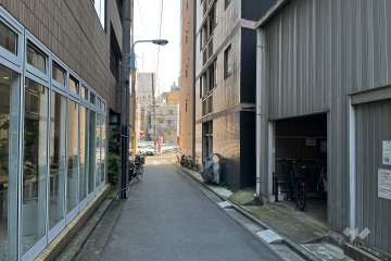 敷地東側の前面道路（北側から）