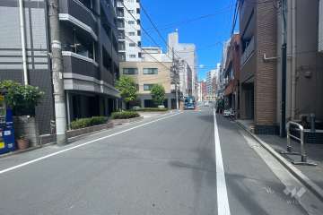 敷地の東側前面道路（北側から）