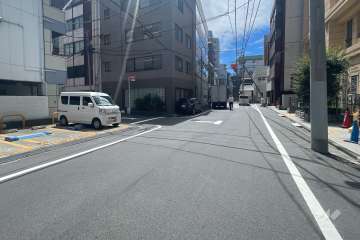 敷地の東側前面道路（南側から）