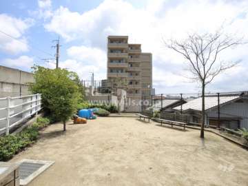 敷地西側に『旭町1丁目第二公園』があります。