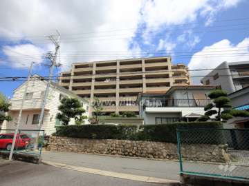 ステイツ宝塚ツイン・グランデヒルズウエストの遠景。高台にあります。