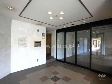 エントランスはオートロック付きです。