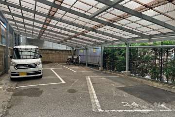 敷地内駐車場（屋外平面式・屋根付き）、駐輪場