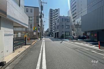 敷地南側の前面道路（西側から）