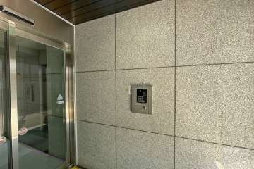 エントランスはオートロック付きです。