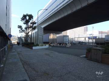 敷地北側の前面道路。国道43号線です。