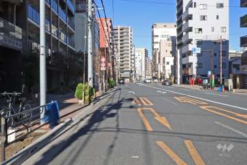 敷地南東側の前面道路は入谷口通りです(南西側から)。