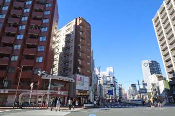 鶯谷日伸ハイツの外観（東側から）