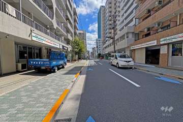 敷地の北側前面道路（西側から）