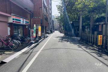 敷地の北西側前面道路（北東側から）