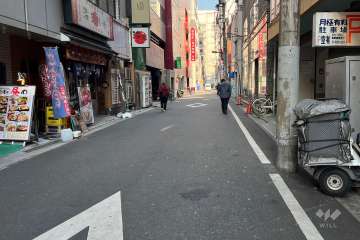 敷地の北西側前面道路（南西側から）