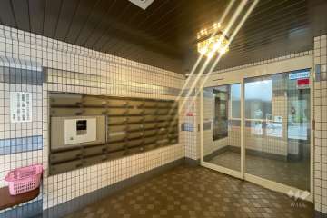 エントランスはオートロック付きです。