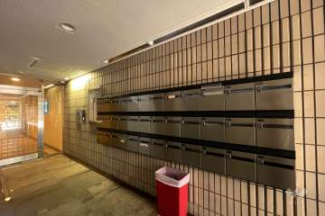 エントランスはオートロック付きです。