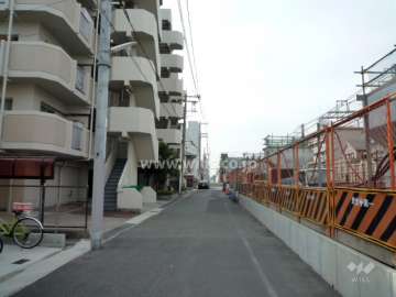 敷地北側の前面道路（東側から）