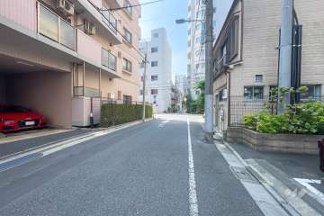 敷地東側の前面道路（北側から）