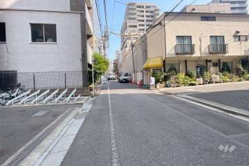 敷地東側の前面道路（南側から）