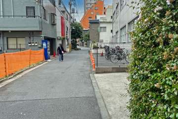 敷地南側の前面道路（東側から）