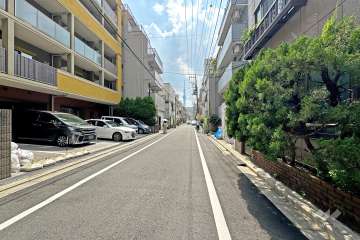 敷地の南西側前面道路（北西側から）