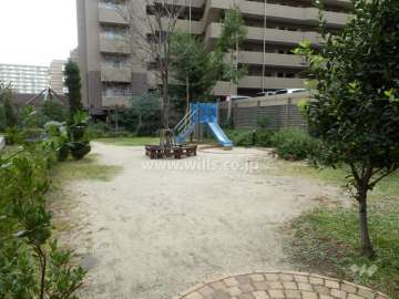 敷地に隣接する小さな公園