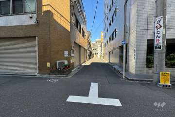 敷地西側の前面道路