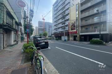 敷地の南東側前面道路（南西側から）
