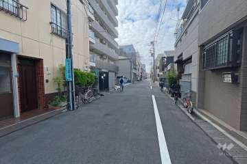 敷地西側の前面道路（北側から）