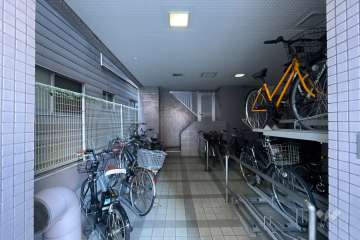屋内に設けられた駐輪場