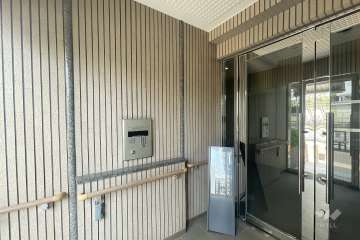 エントランスはオートロック付きです。