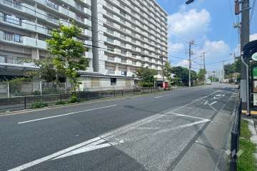 敷地西側の前面道路
