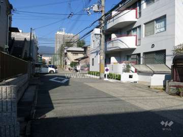 敷地西側の前面道路