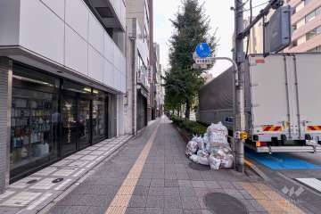 敷地北側の前面道路（東側から）