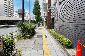 敷地の南東側前面道路（北東側から）