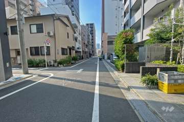 敷地東側の前面道路（北側から）